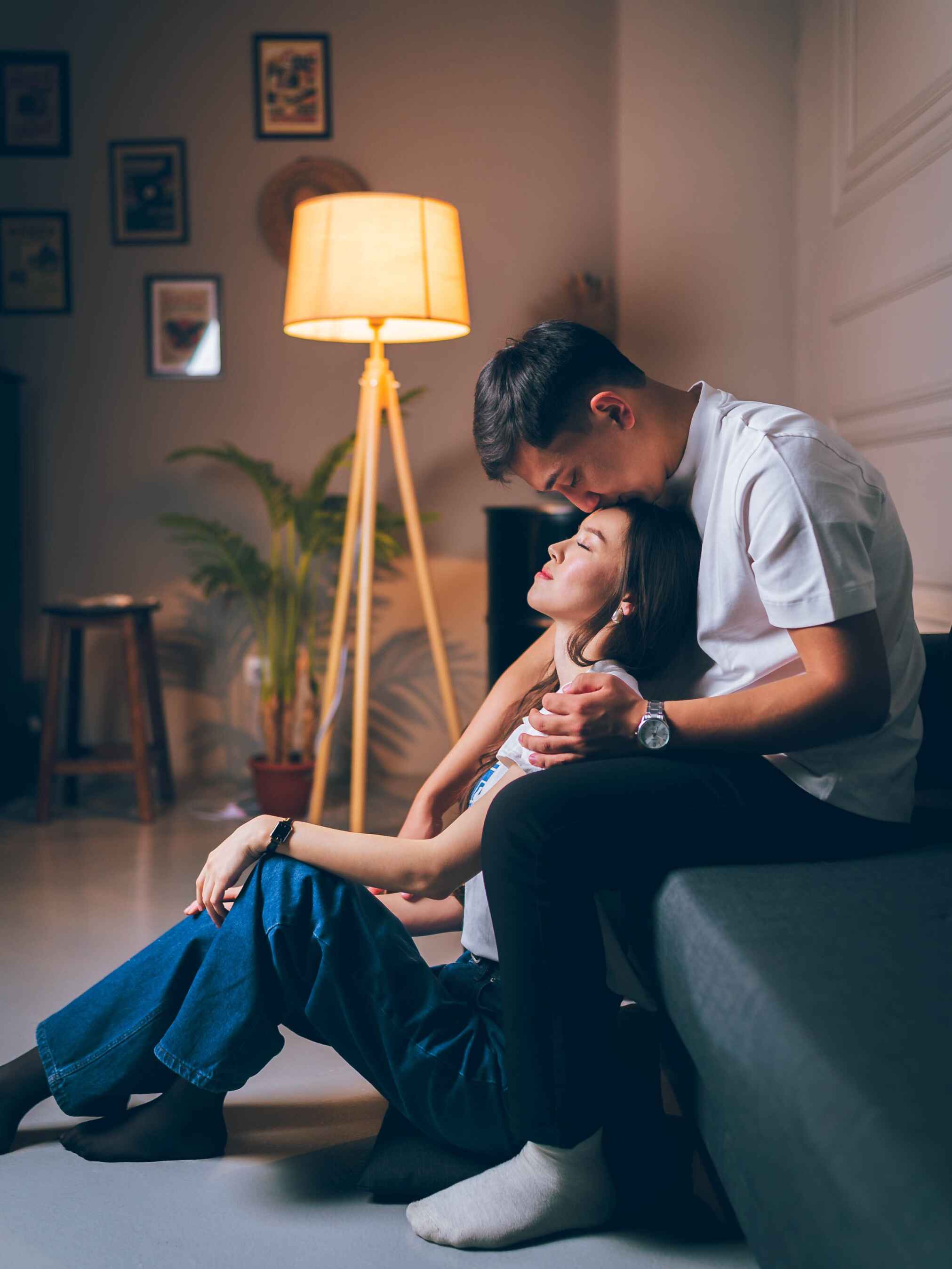 Пара в домашней обстановке во время фотосессии Love Story